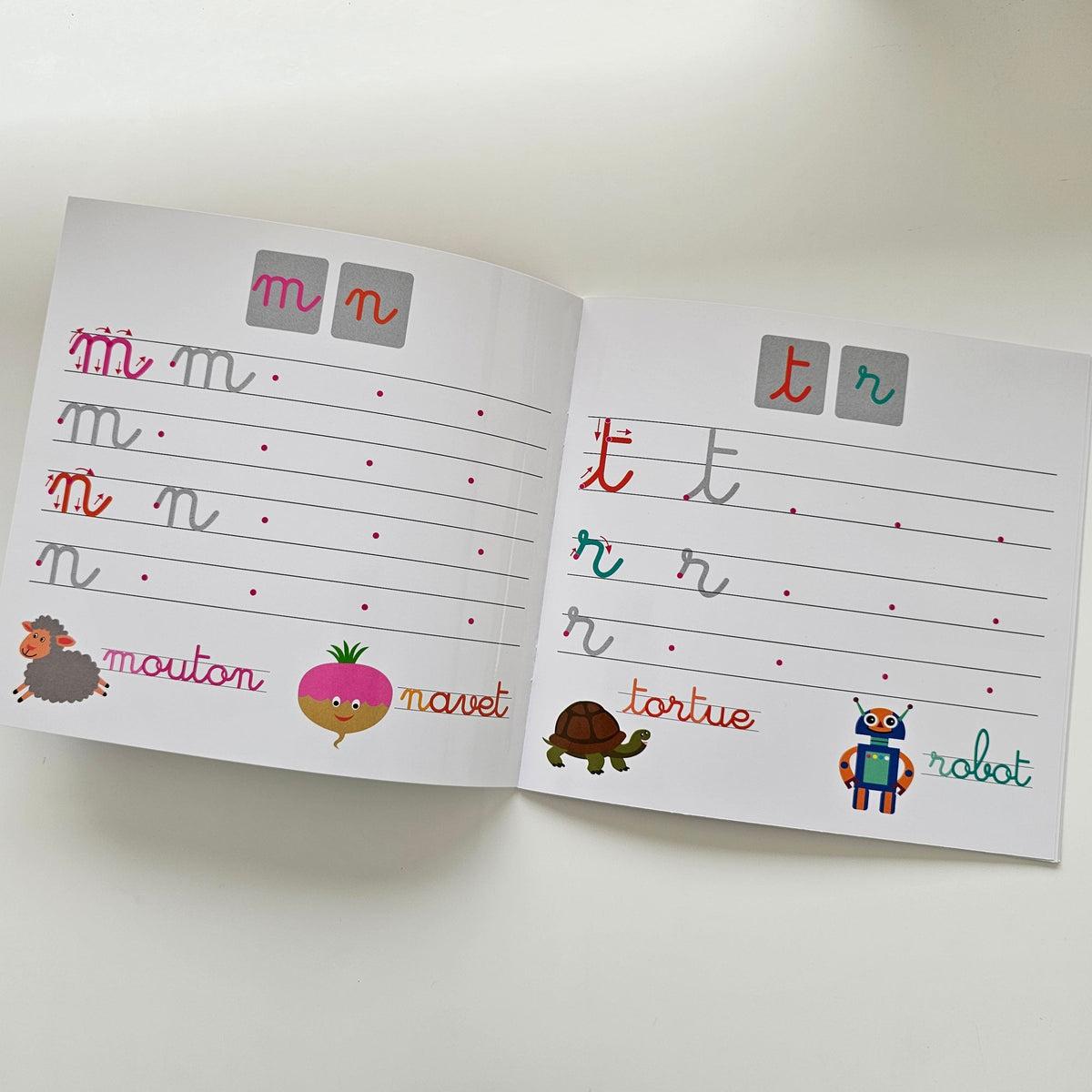 Double page d’écriture des lettres minuscules — Éditions Iris