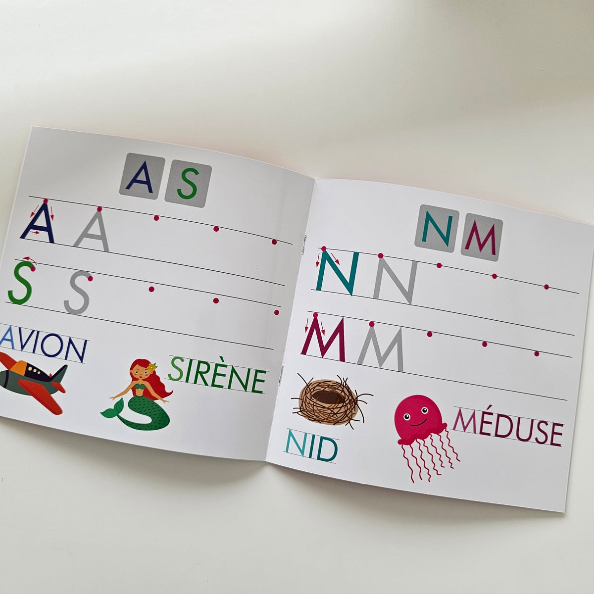 Double page d’exercices de lettres majuscules — Éditions Iris